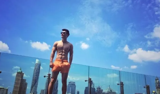 又一枚好肉游泳运动员转行星健身私教，户外浴场大秀身材这肉体我是服气的！ - 51虹马