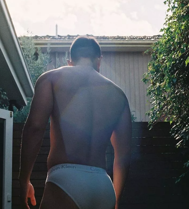 前凸后翘的粗壮运动男沙发熟睡遭抓拍 - 51虹马