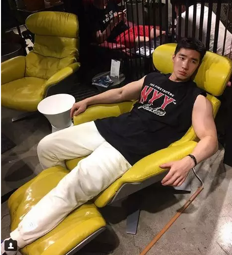 因为太小撑不起内裤而走红！这张脸我愿意帮塞几双袜子… - 51虹马