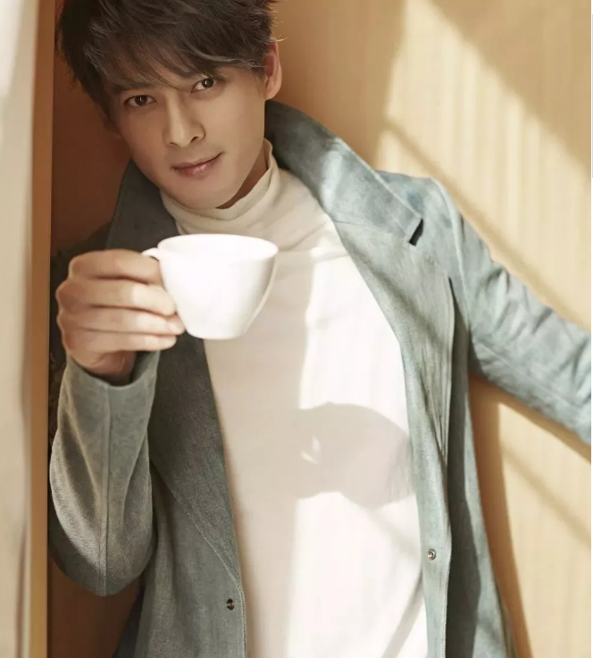 长腿冻龄男神，或许41岁还能帅成这样，也就只有他了！ - 51虹马