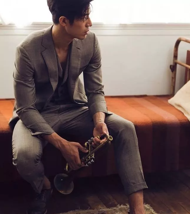 看点∣190.C.M.大长腿篮球体育生，重新把肌肉身材塞进西装，制服控快来围观！ - 51虹马