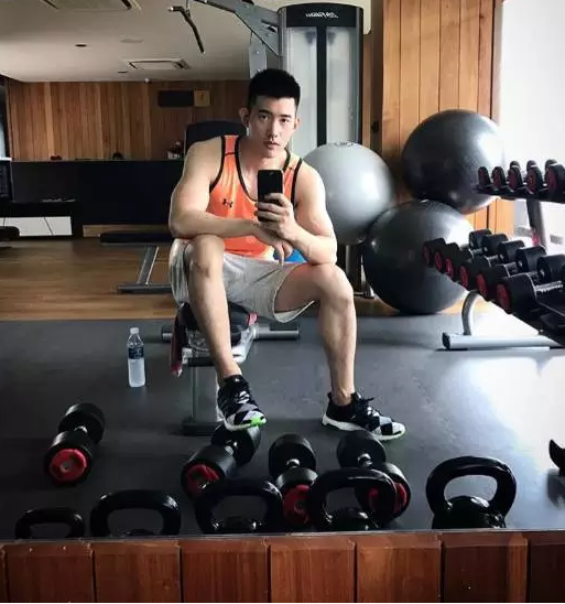 过气好男儿被扒是gay，成名前是会所鸭？ - 51虹马