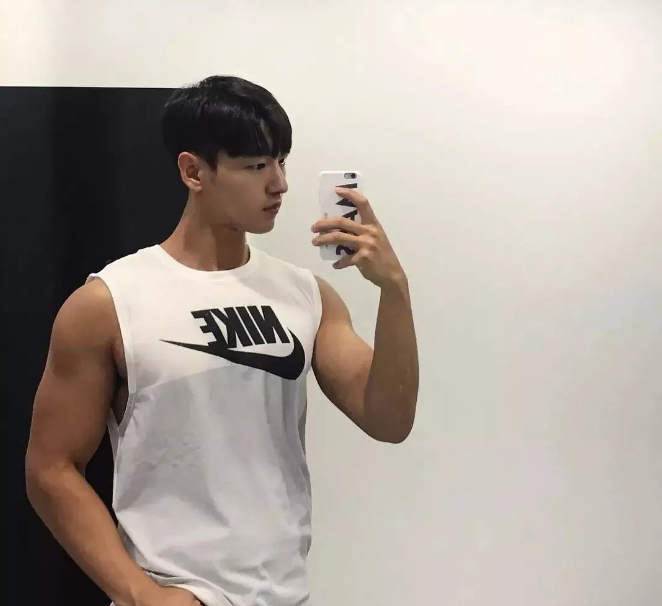 看点∣运动天菜大长腿大.鼻.子，肌肉身材少年感十足！被这枚行走的荷尔蒙扳弯…… - 51虹马