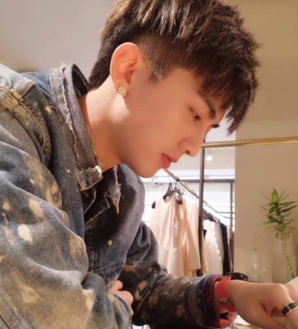 看点∣扒到脱了粉红背心的帅气小哥，身高188的小腹肌男模，嫩得掐出水…… - 51虹马