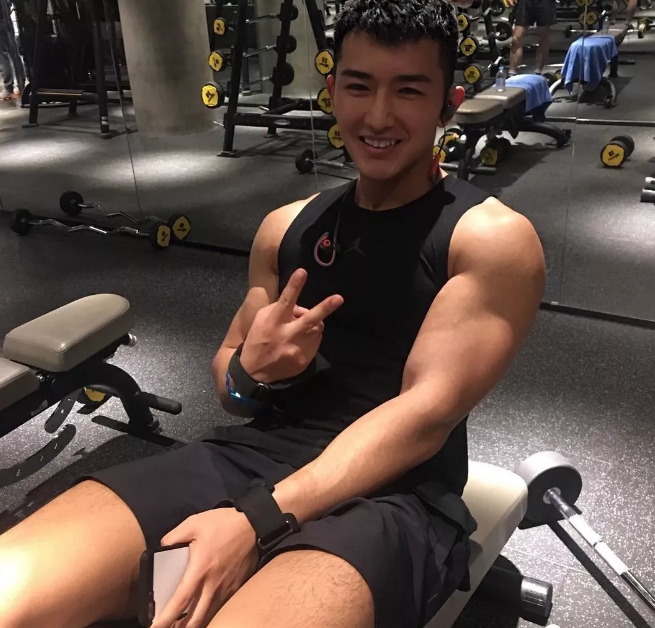 看点∣又一枚筋肉爆棚的鲜肉男模，劲道十足的肌肉身材让人羡慕嫉妒恨！-51虹马