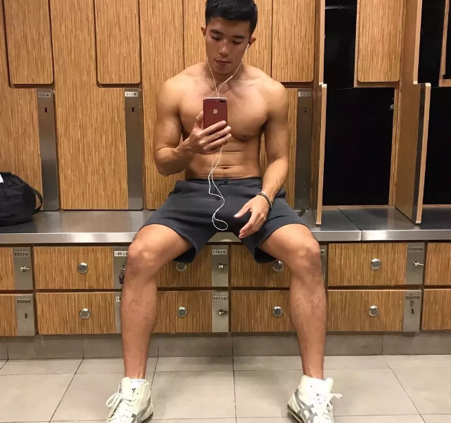 奔跑的荷尔蒙！极品筋Rou腹肌小哥，爱脱爱秀自拍照实力撩！ - 51虹马