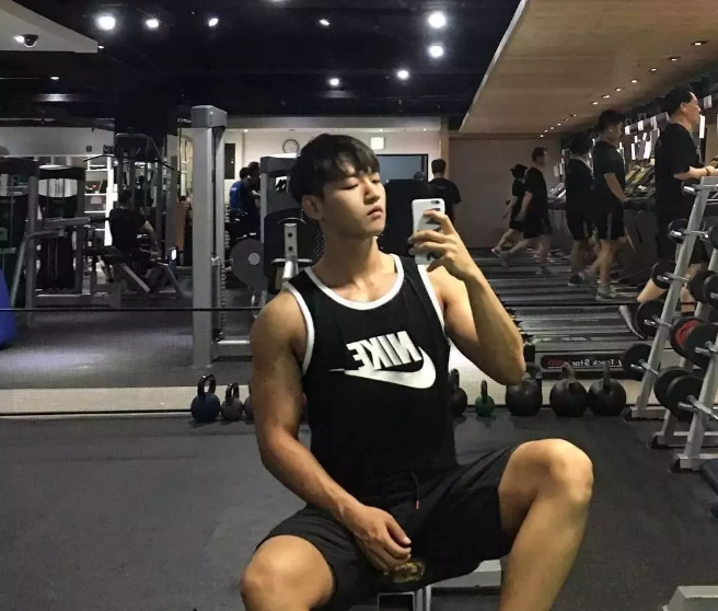 看点∣运动天菜大长腿大.鼻.子，肌肉身材少年感十足！被这枚行走的荷尔蒙扳弯…… - 51虹马