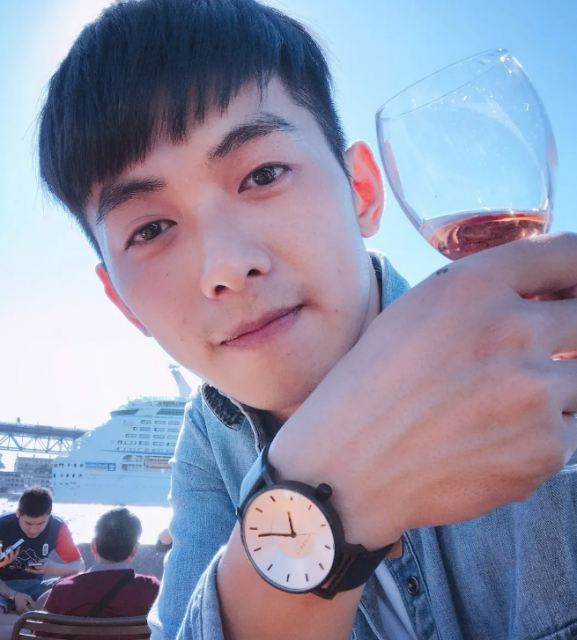 看点∣元气小奶狗穿运动短裤秀小腹肌，网友们又要换蜜汁男友了 - 51虹马