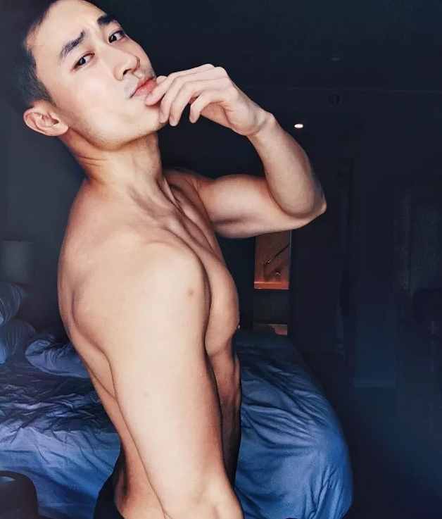 新加坡空少“藏雷”尺寸惊人，围观各种大尺度私照！ - 51虹马