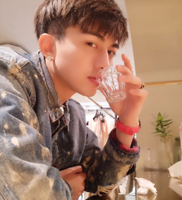 看点∣扒到脱了粉红背心的帅气小哥，身高188的小腹肌男模，嫩得掐出水…… - 51虹马