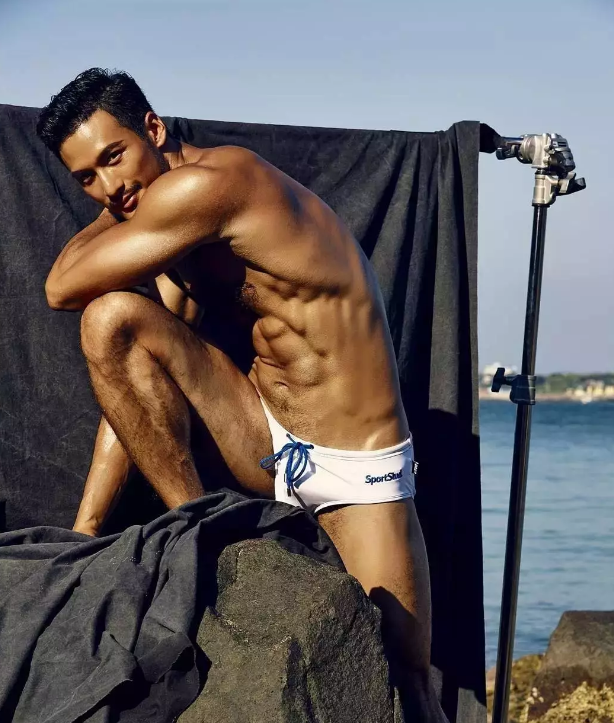 深圳某名媛天团开房打群架直播被抓？隔壁房间遭殃？洪翊展出柜？单片抗艾复方药物中国上市？信息大爆炸 - 51虹马