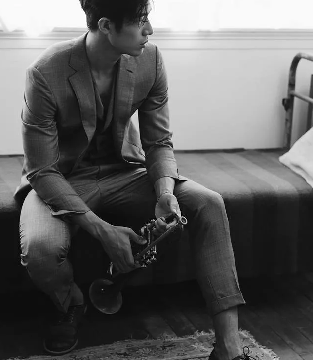 看点∣190.C.M.大长腿篮球体育生，重新把肌肉身材塞进西装，制服控快来围观！ - 51虹马