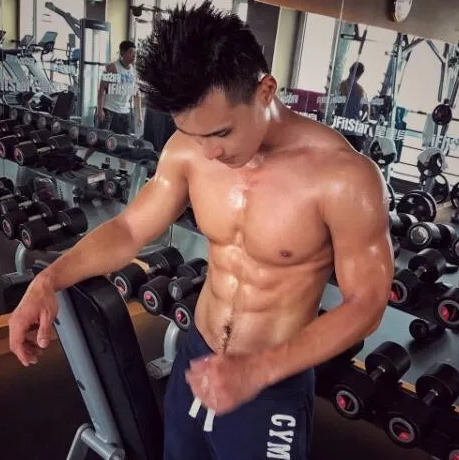 又一枚好肉游泳运动员转行星健身私教，户外浴场大秀身材这肉体我是服气的！ - 51虹马