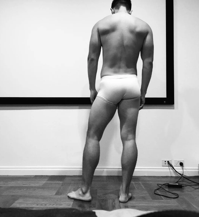 前凸后翘的粗壮运动男沙发熟睡遭抓拍 - 51虹马