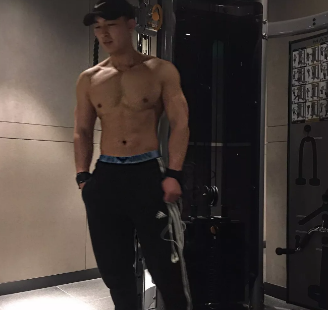 看点∣又一枚筋肉爆棚的鲜肉男模,劲道十足的肌肉身材让人羡慕嫉妒恨! - 51虹马 看点∣又一枚筋肉爆棚的鲜肉男模,劲道十足的肌肉身材让人羡慕嫉妒恨! - 51虹马