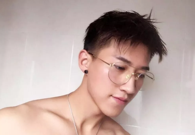 看点∣帅气小兵哥退役后当男模，健硕肌肉身材网友高呼“胸肌要炸了”! - 51虹马