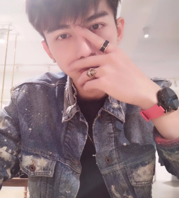 看点∣扒到脱了粉红背心的帅气小哥，身高188的小腹肌男模，嫩得掐出水…… - 51虹马