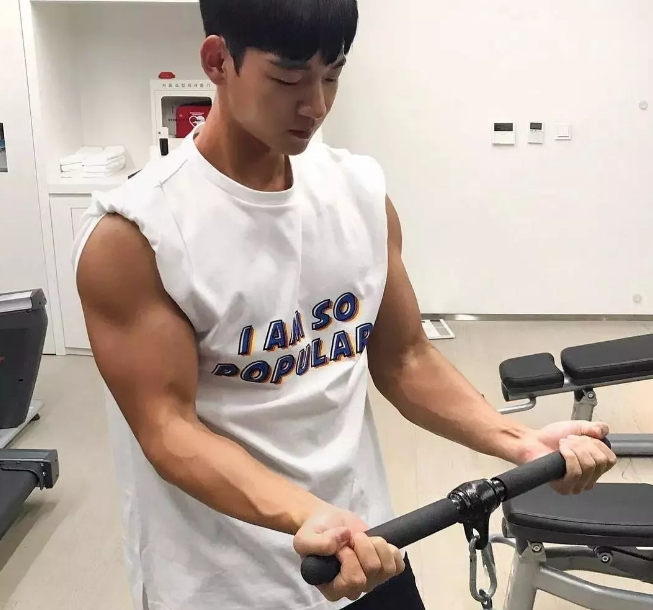 看点∣运动天菜大长腿大.鼻.子，肌肉身材少年感十足！被这枚行走的荷尔蒙扳弯…… - 51虹马