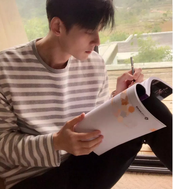 长腿冻龄男神，或许41岁还能帅成这样，也就只有他了！ - 51虹马