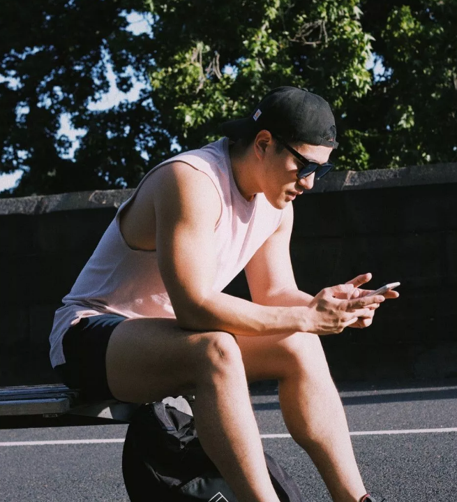 前凸后翘的粗壮运动男沙发熟睡遭抓拍 - 51虹马