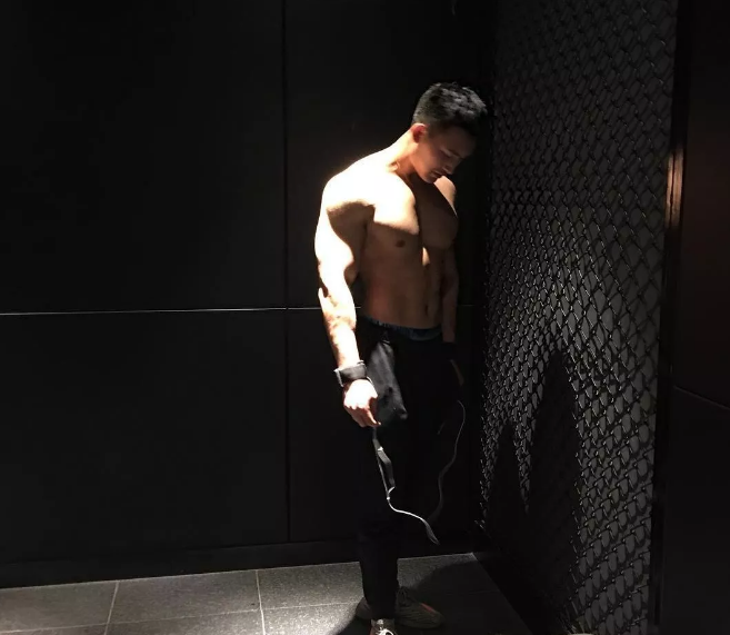 看点∣又一枚筋肉爆棚的鲜肉男模，劲道十足的肌肉身材让人羡慕嫉妒恨！ - 51虹马