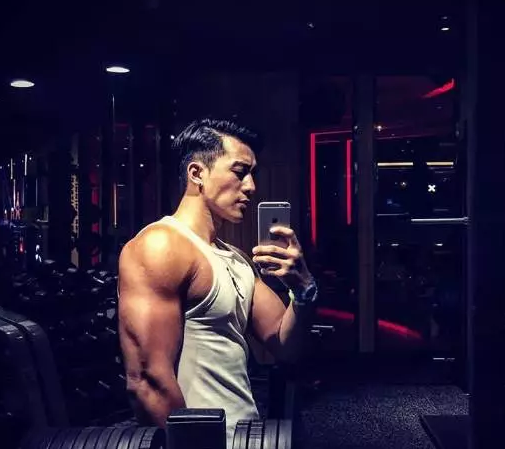 又一枚好肉游泳运动员转行星健身私教，户外浴场大秀身材这肉体我是服气的！ - 51虹马