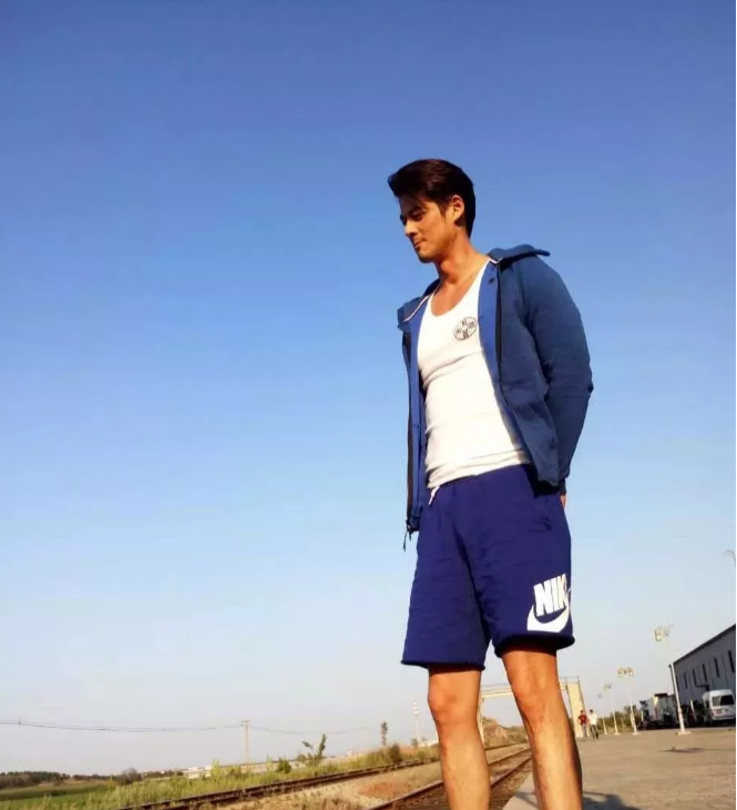 长腿冻龄男神，或许41岁还能帅成这样，也就只有他了！ - 51虹马