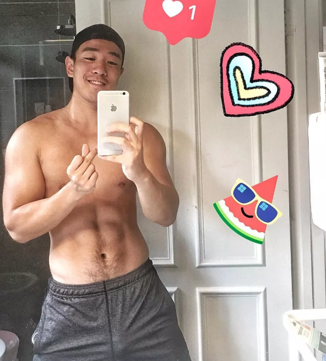 前凸后翘的粗壮运动男沙发熟睡遭抓拍 - 51虹马