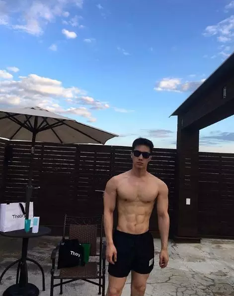 因为太小撑不起内裤而走红！这张脸我愿意帮塞几双袜子… - 51虹马