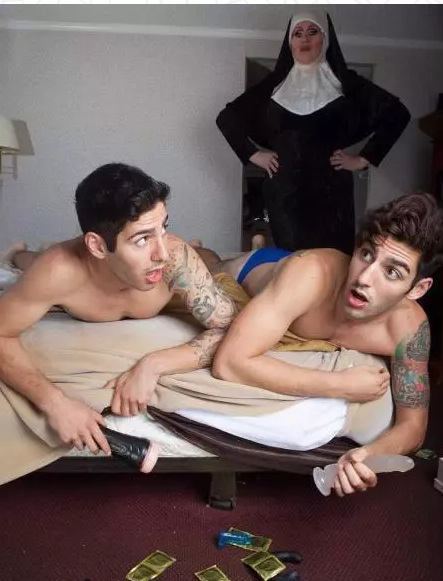 双胞胎帅哥爱上同一个直男...妈妈成神助攻...这种大反转让人激动 - 51虹马