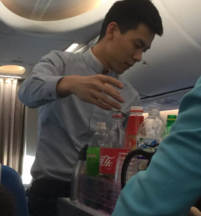 看点∣机务小哥长太帅,爆红网络被处分了!厦航那些因为“帅”而爆红的空少们！ - 51虹马