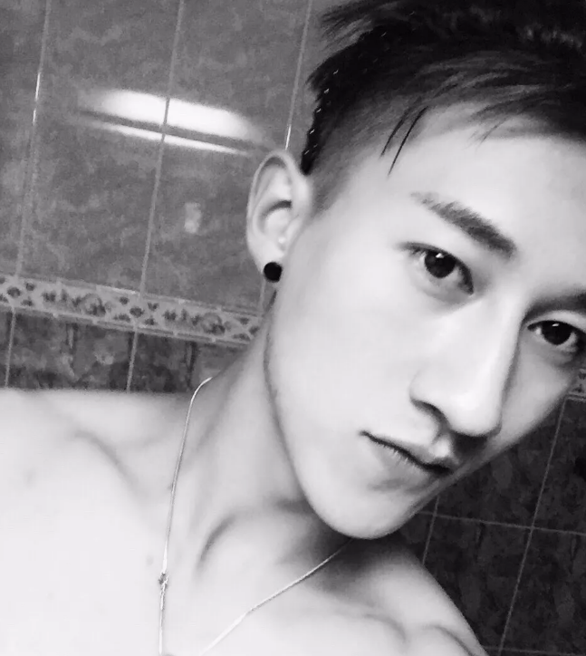 看点∣帅气小兵哥退役后当男模，健硕肌肉身材网友高呼“胸肌要炸了”! - 51虹马