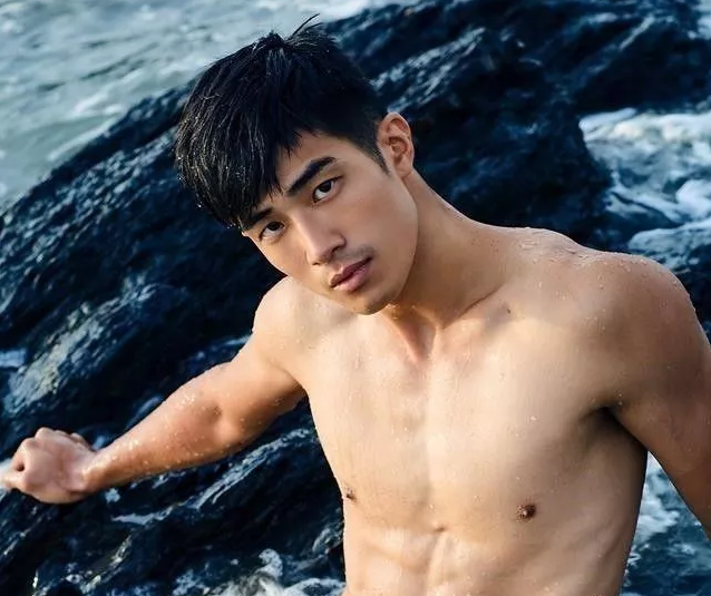 看点∣190.C.M.大长腿篮球体育生，重新把肌肉身材塞进西装，制服控快来围观！ - 51虹马