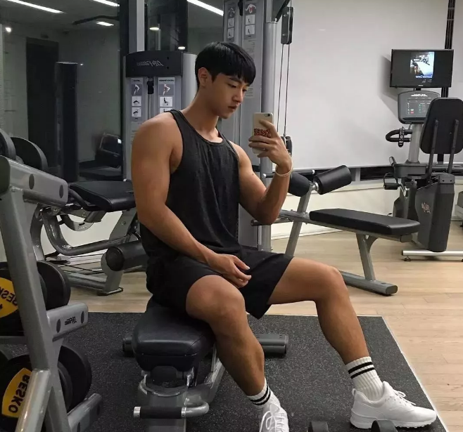 看点∣运动天菜大长腿大.鼻.子，肌肉身材少年感十足！被这枚行走的荷尔蒙扳弯…… - 51虹马