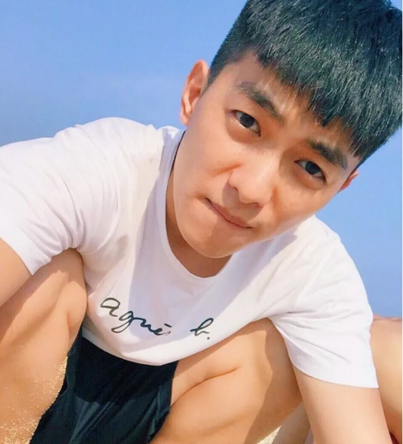 看点∣元气小奶狗穿运动短裤秀小腹肌，网友们又要换蜜汁男友了 - 51虹马