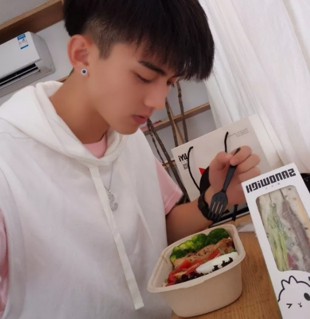 看点∣扒到脱了粉红背心的帅气小哥，身高188的小腹肌男模，嫩得掐出水…… - 51虹马