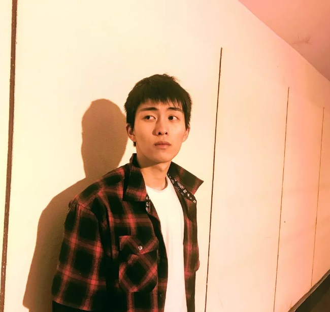 帅哥∣治愈系小王纸，介于少年和男人之间的暖如初见！－－王钰威 - 51虹马