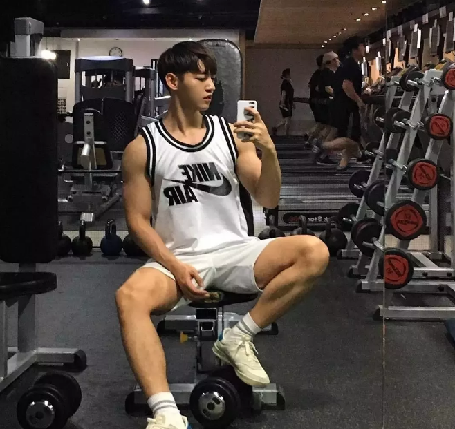 看点∣运动天菜大长腿大.鼻.子，肌肉身材少年感十足！被这枚行走的荷尔蒙扳弯…… - 51虹马