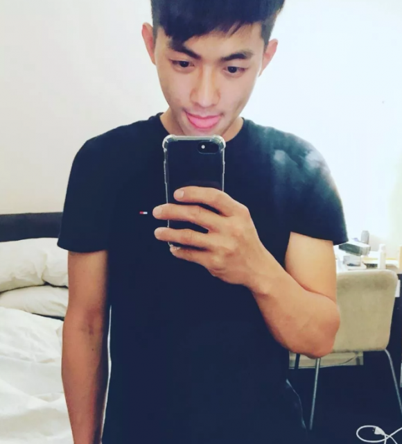 看点∣元气小奶狗穿运动短裤秀小腹肌，网友们又要换蜜汁男友了 - 51虹马