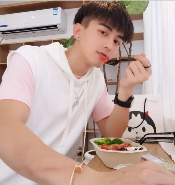 看点∣扒到脱了粉红背心的帅气小哥，身高188的小腹肌男模，嫩得掐出水…… - 51虹马