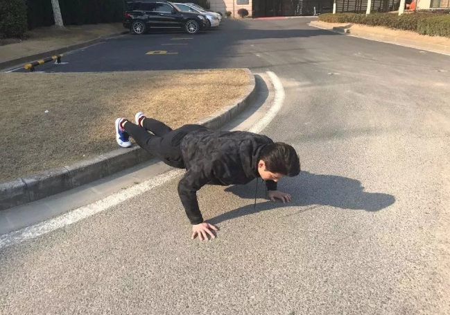 长腿冻龄男神，或许41岁还能帅成这样，也就只有他了！ - 51虹马