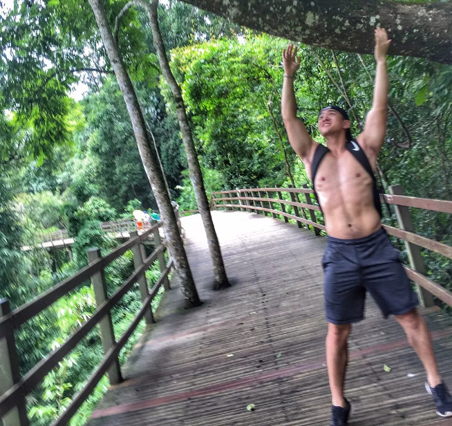 前凸后翘的粗壮运动男沙发熟睡遭抓拍 - 51虹马