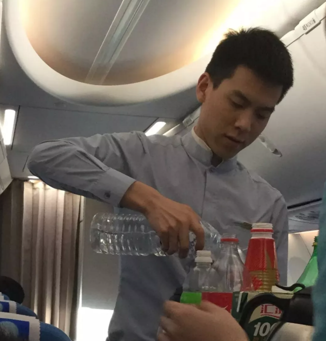 看点∣机务小哥长太帅,爆红网络被处分了!厦航那些因为“帅”而爆红的空少们！ - 51虹马