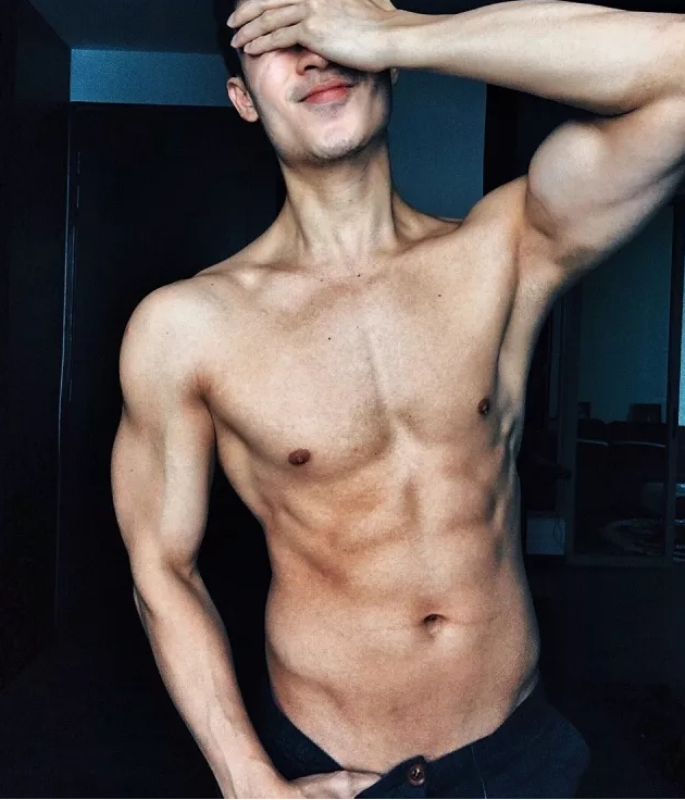 新加坡空少“藏雷”尺寸惊人，围观各种大尺度私照！ - 51虹马