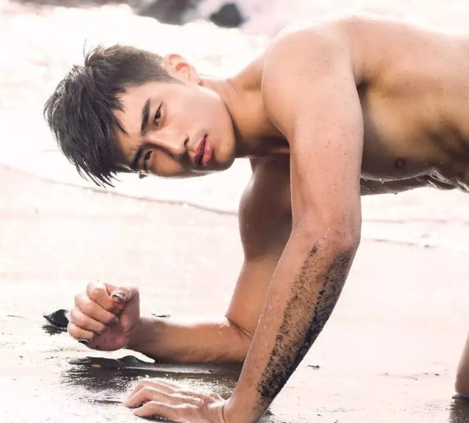 看点∣190.C.M.大长腿篮球体育生，重新把肌肉身材塞进西装，制服控快来围观！ - 51虹马