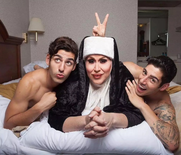 双胞胎帅哥爱上同一个直男...妈妈成神助攻...这种大反转让人激动 - 51虹马