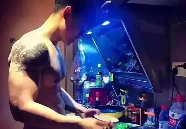 看点∣肌肉男模兼职健身私教，颜好料足还有腹肌加成 - 51虹马