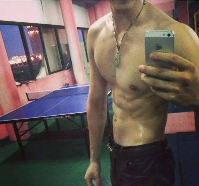 看点∣扒到脱了粉红背心的帅气小哥，身高188的小腹肌男模，嫩得掐出水…… - 51虹马