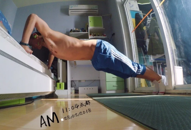 看点∣颜值小鲜肉运动型Boy，解锁你想不到的姿势！ - 51虹马