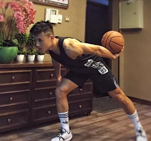 又一枚好肉游泳运动员转行星健身私教，户外浴场大秀身材这肉体我是服气的！ - 51虹马